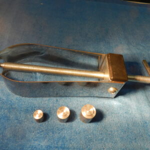 přípravek k nalisování pístního čepu